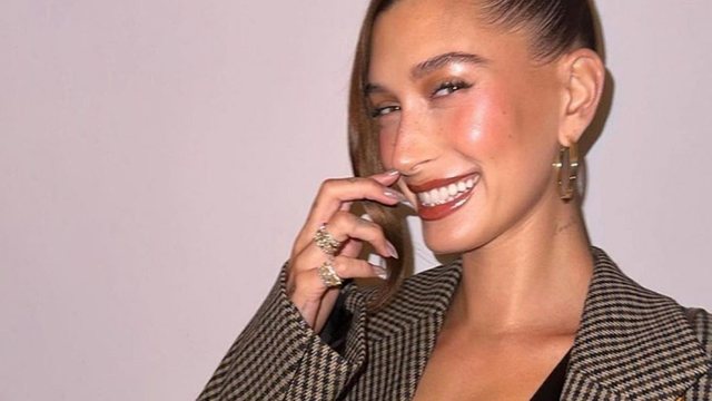 Hailey Bieber sjell trendin e ri të thonjve për vjeshtën dhe i gjithë rrjeti ‘”u fiksua”