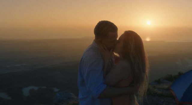 Luiz Ejlli puthet me Olta Gixharin në filmin e ri