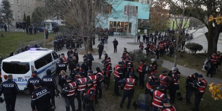 Policia ‘blindon’ Tiranën për festimet e Vitit të Ri