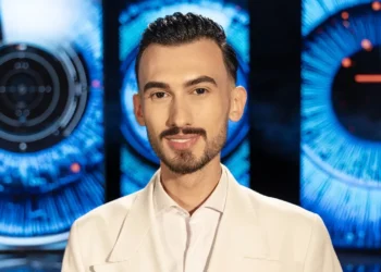 “Do të dal me fitore”/ Kristi Lamaj zyrtarisht pjesë e “Big Brother VIP 5”, hyn duke kënduar në studio këngën hit “Dridhe moj bajame”