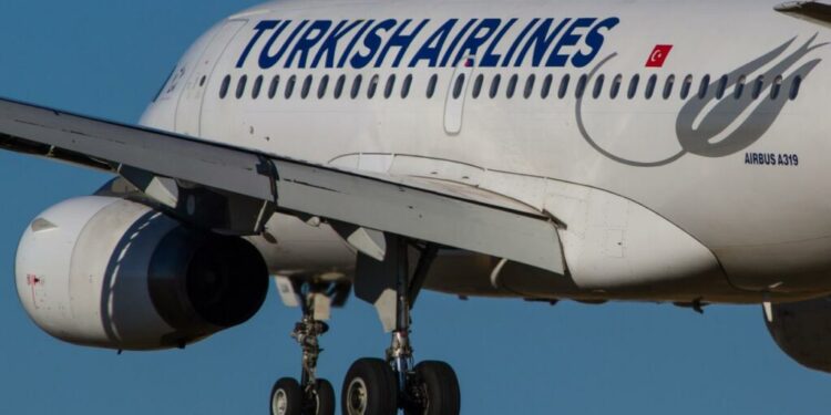 Turqia i dhuron avionin qeveritar Shqipërisë