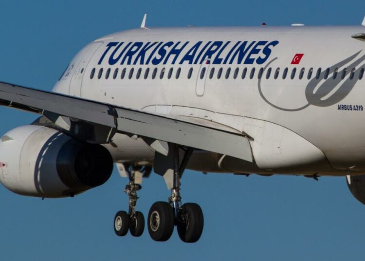 Turqia i dhuron avionin qeveritar Shqipërisë