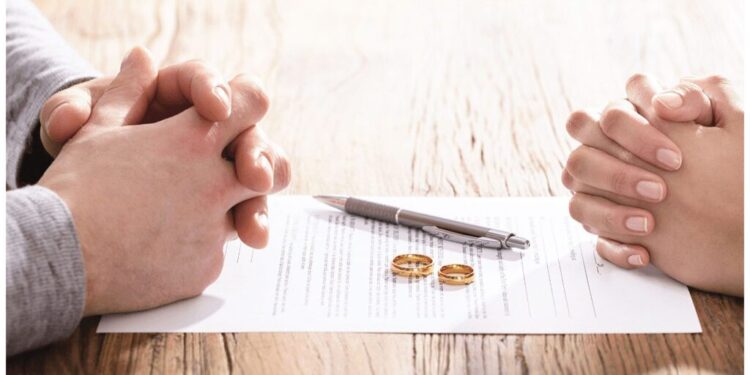Martesat në rënie historike, rriten divorcet; Një rekord prej një në tre çifte po ndahen