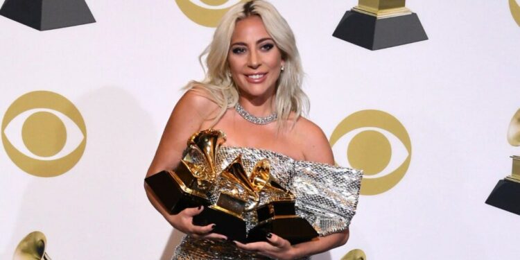 Lady Gaga do të ngjitet në skenën e çmimeve Grammy