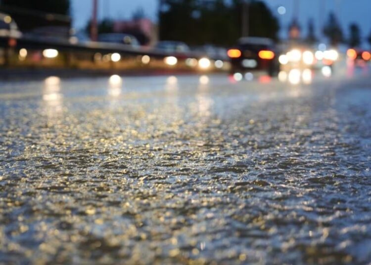 Reshjet e dendura të shiut vështirësojnë qarkullimin, Policia e Shtetit apel shoferëve për kujdes në rrugë: Akset ku devijohet lëvizja