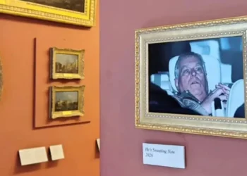 Aktivistët vendosin foton e ish-princit Andrew pas arrestimit në muzeun e Luvrit: Kështu do të mbahet mend nga bota!