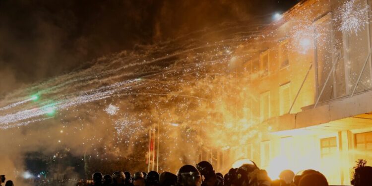 Opozita në protestë, Policia e Tiranës nuk e merr përsipër zhvillimin e tubimit