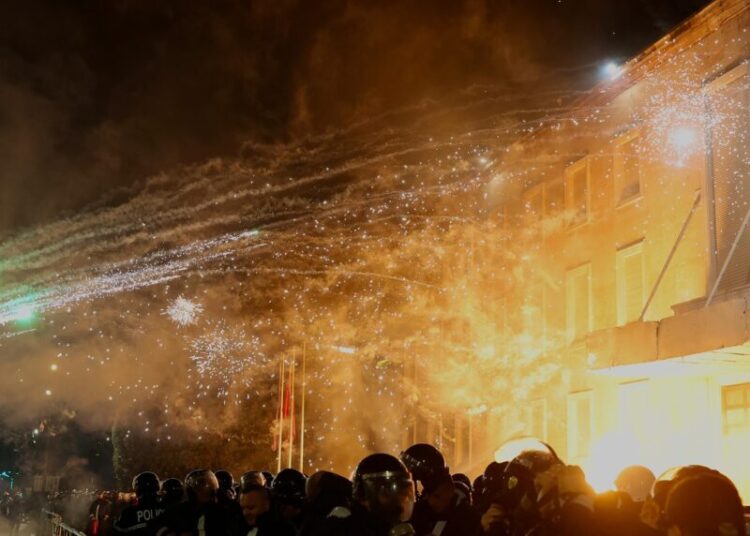 Opozita në protestë, Policia e Tiranës nuk e merr përsipër zhvillimin e tubimit