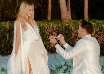 Pesë vite më vonë… Paris Hilton thotë “Po” sërish në Turks & Caicos