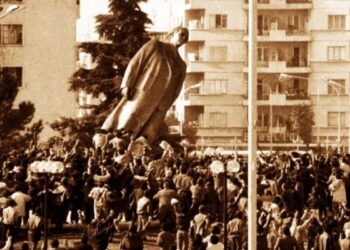 Sot 35 vite nga rrëzimi i bustit të diktatorit Enver Hoxha