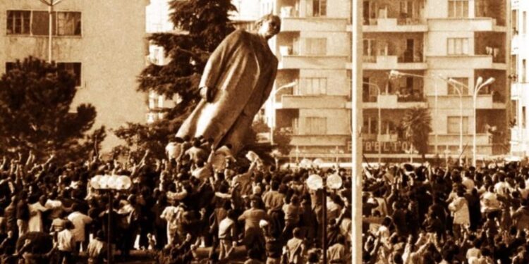 Sot 35 vite nga rrëzimi i bustit të diktatorit Enver Hoxha