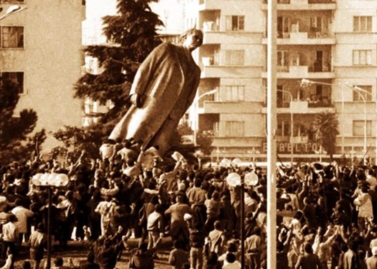 Sot 35 vite nga rrëzimi i bustit të diktatorit Enver Hoxha