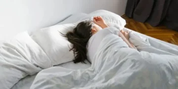 Pesë këshilla për të djegur më shumë kalori gjatë gjumit