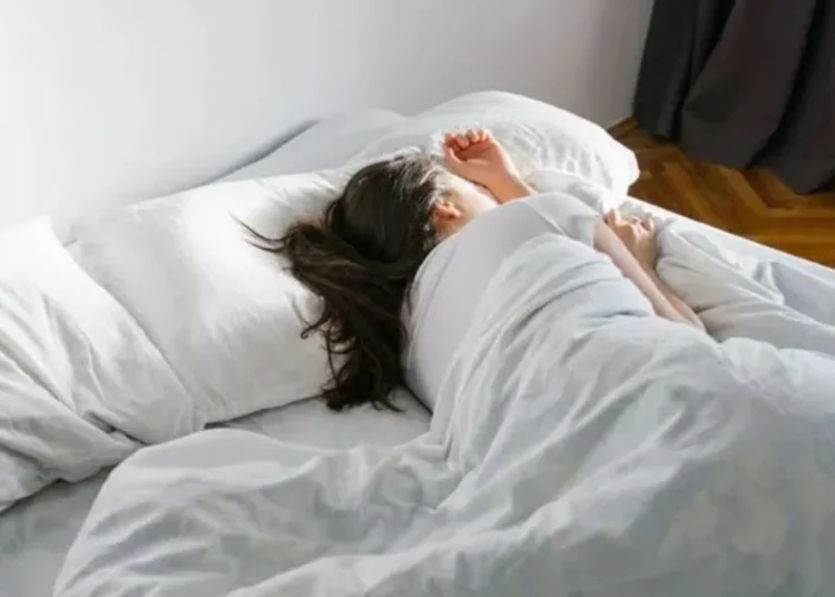 Pesë këshilla për të djegur më shumë kalori gjatë gjumit