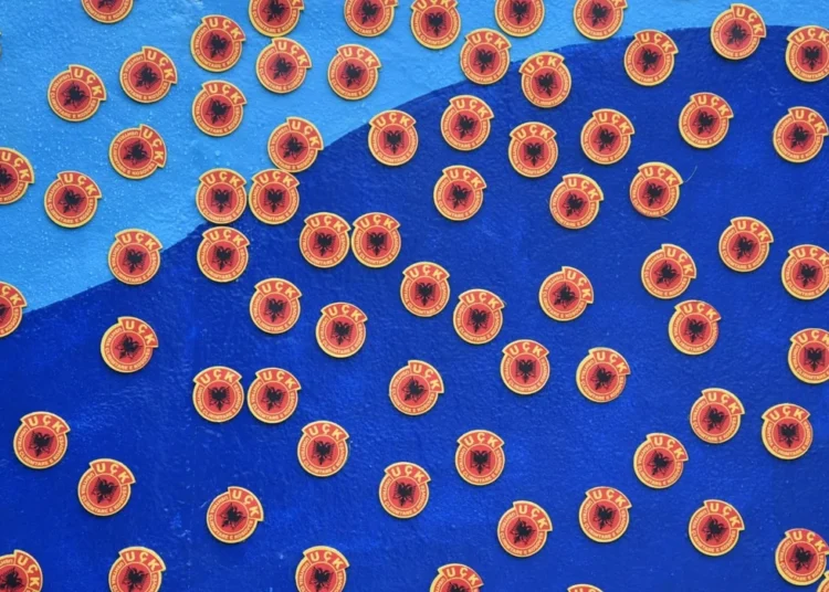 “Kosova e burgosur”/ Mesazh i ri kundër Gjykatës Speciale, 5000 emblema të UÇK-së i vendosen NEWBORN-it në Ditën e Pavarësisë