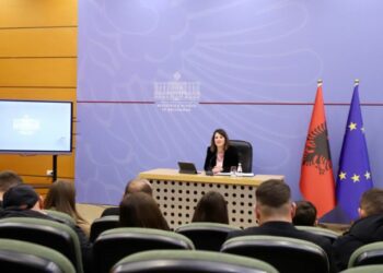 Ministrja Koçiu njofton rritje pagash për Policinë e Shtetit